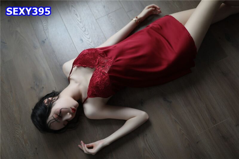 ชุดนอนสายเดี่ยวผ้าซาตินสีแดงอกเสริมฟองน้ำสายไขว้ด้านหลัง - Image 5