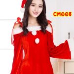 ชุดคริสมาสผ้ากำมะหยี่ แขนยาวปาดไหล่มัดโบว์ได้เพิ่มความน่ารัก ตกแต่งกระดุมขนฟู้สีขาว มาพร้อมหมวก